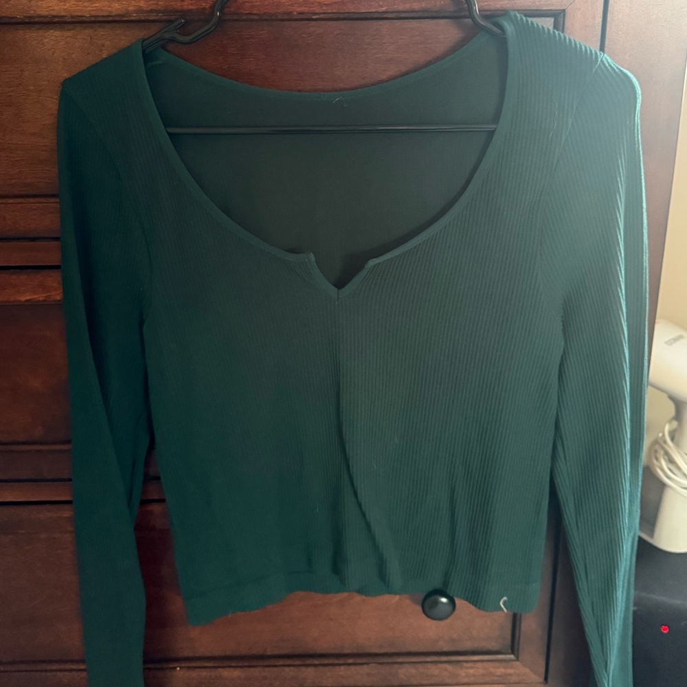 Ribbed Scoop Neck Long-Sleeve Top in Deep Green